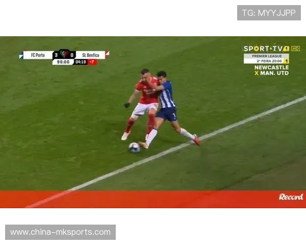 “终场哨响时刻:本菲卡老将奥塔门迪跪地亲吻草皮庆祝胜利” “终场哨响时刻:本菲卡老将奥塔门迪跪地亲吻草皮庆祝胜利”