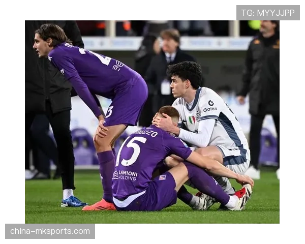 聚焦:图卢兹门将在一次角球防守中与对方球员相撞,比赛一度中断